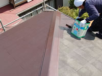 コロニアル屋根を1枚ずつ塗装