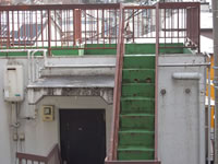 塗装前の屋上の防水部分と鉄階段