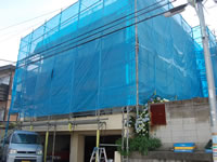 青い足場シートのかかった板橋区前野町Ｔ様