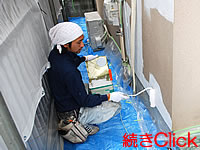苔のあったリシン壁を塗装する職人