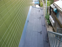 塗装後のオリーブ色の外壁と黒い屋根