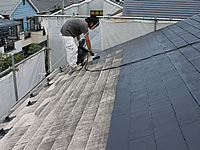 プロの丁寧な高圧洗浄後の屋根塗装
