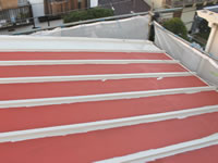 赤茶のサビ止めが塗装された屋根