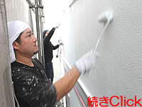 東久留米市Ｔ様邸の外壁を塗装している職人