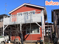 塗装前は木部が傷んで褪色した住宅