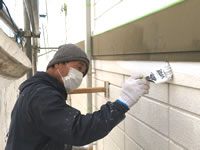 細かな部分を刷毛で塗装する職人