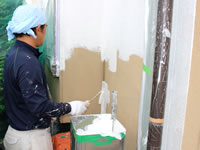 ジョリパット外壁にフィラーを塗装する職人