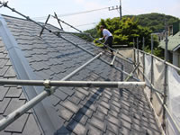 アーバーニー屋根のダメ込みをする塗装職人