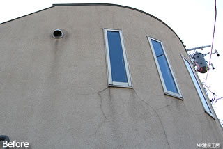 モルタル壁のヒビが目立っている塗装前