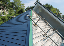 屋根専用塗料の遮熱塗料クールタイトＳｉの塗装中
